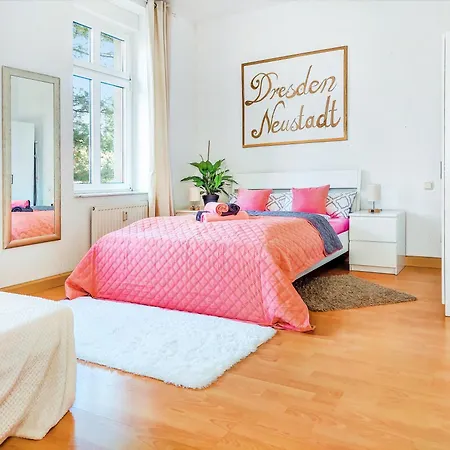 Apartment Bis 6 Personen - Helle, Ruhige Whg, 2 Baeder, Dd Neustadt, Top Lage *